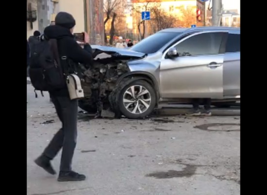 В ДТП рядом с ТЮЗом в Волгограде пострадали двое мужчин
