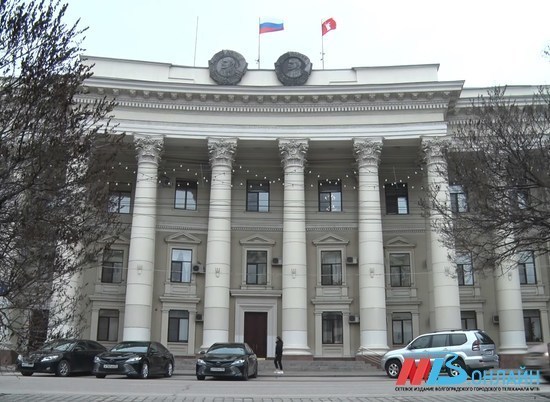 Волгоградская облдума запретила депутатам нанимать в помощники жён и родню