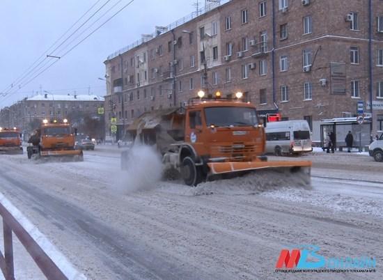 В Волгограде на расчистку дорог от снега вышли 67 спецмшин