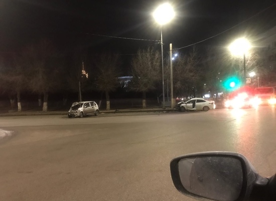 В центре Волгограда ночью столкнулись две иномарки