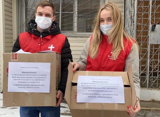 Волонтеры-медики в Волгограде поздравили военнослужащих с 23 февраля