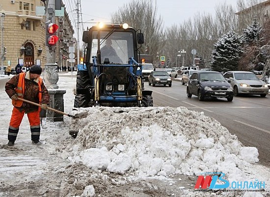 В Волгограде 70 единиц спецтехники устраняют последствия ночного снегопада