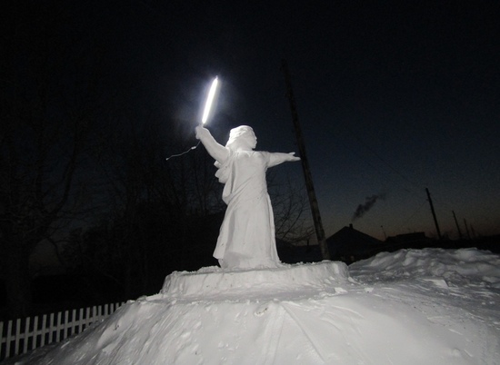 Житель Кузбасса слепил из снега 2-метровую копию скульптуры "Родина-мать зовёт!"
