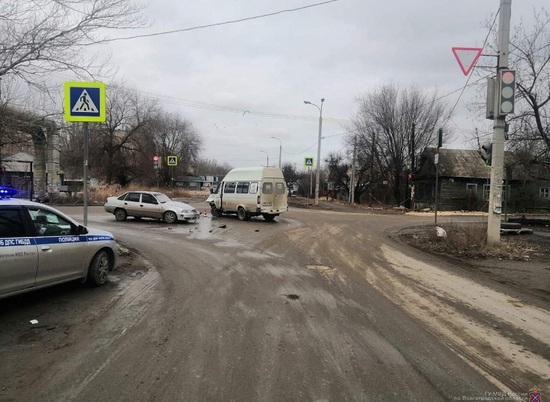 На юге Волгограда в ДТП пострадали два человека