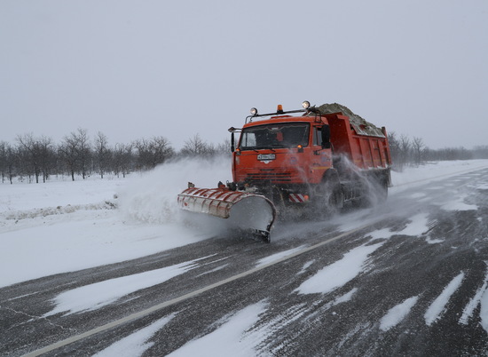 Более 1,5 тысячи тонн реагентов отсыпали на трассах Волгоградской области