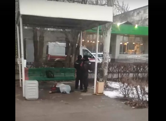 На трамвайной остановке в Волжском нашли труп 52-летнего мужчины