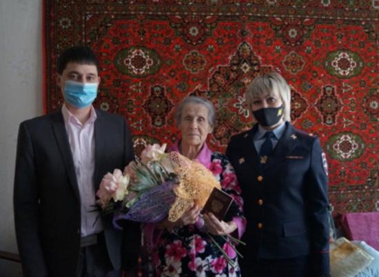 Волгоградские полицейские вручили паспорт 86-летней пенсионерке