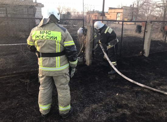 В ночь на 16 марта в Иловле горел деревянный дом: есть пострадавший