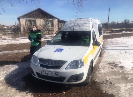В Волгоградской области лекарства и продукты привозят мобильные бригады