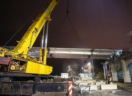 В Волгограде начали монтаж пешеходного моста через рокадную дорогу