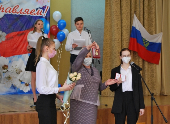 Будущих медработников в Волгограде наградили за борьбу с коронавирусом
