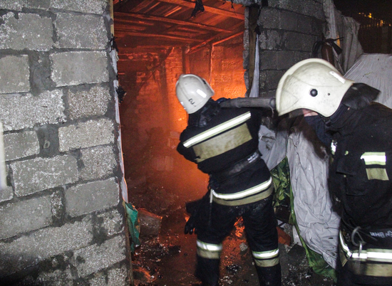 На улице Челябинской в Волгограде сгорел дом