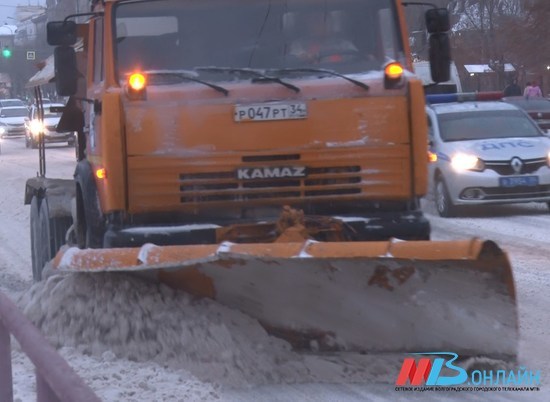 Занесенные снегом дороги в Волгограде расчищают 70 единиц спецтехники