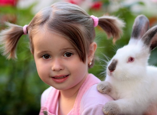 В Волжском нашли ушедшую из дома с белым кроликом девочку