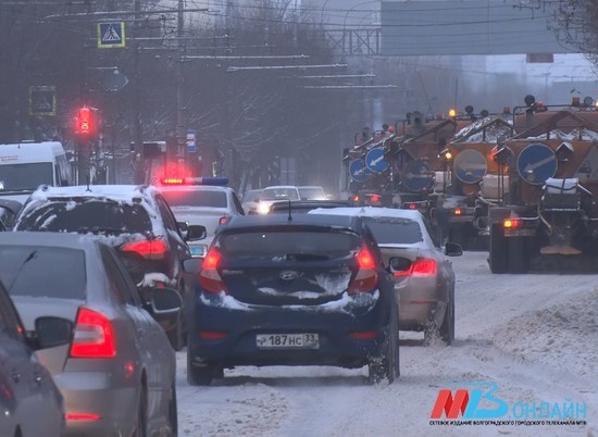 Службы рассыпали на дороги Волгограда 320 тонн противогололедной смеси