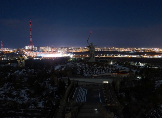 В Волгограде на час погасили подсветку моста, стадиона и монумента «Родина-мать зовёт!»