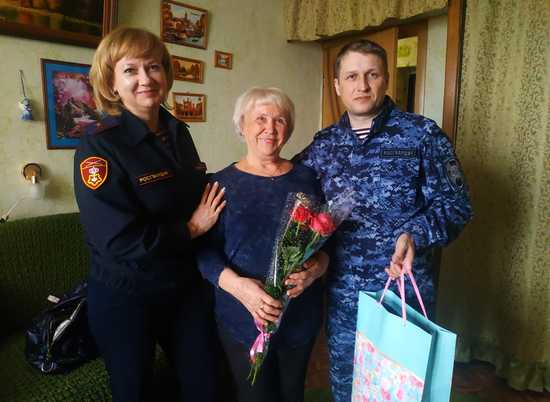В Волгограде росгвардейцы поздравили родителей погибших сослуживцев