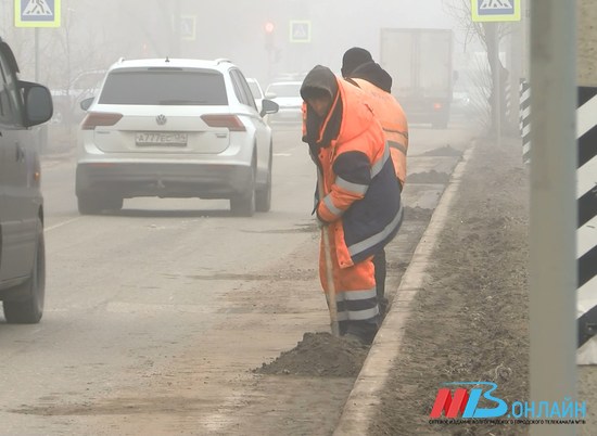 За сутки с улиц Волгограда дорожники вывезли 550 тонн песка