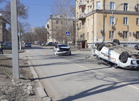 В ДТП двух такси на севере Волгограда пострадала 19-летняя пассажирка