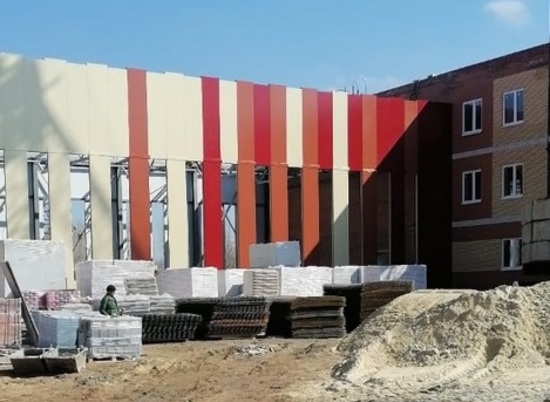 В Волгограде закончили обшивку фасада спортзала в новой школе на 800 мест