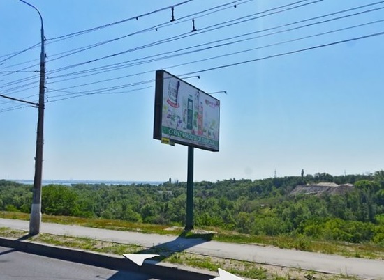 В Волгограде рекламный плакат упал на контактную сеть троллейбуса