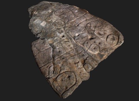 Во Франции изучили старейшую плиту-карту Европы времен бронзового века