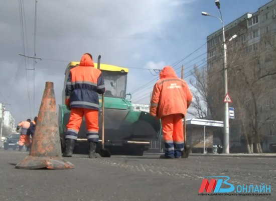Во всех районах Волгограда ведется временный локальный ремонт дорог