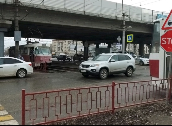 На западе Волгограда неуправляемый электросамокат столкнулся с трамваем