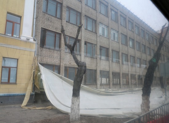 С трёхэтажки в центре Волгограда сдуло гигантский фальшфасад