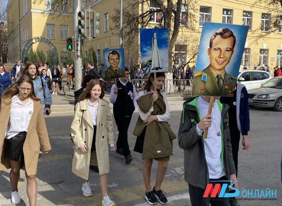 Волгоградцы воспроизвели праздничный митинг 12 апреля 1962 года