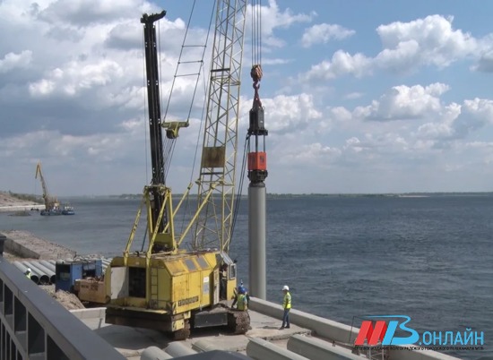 Губернатор инспектирует строительство берегоукрепления в Волгограде