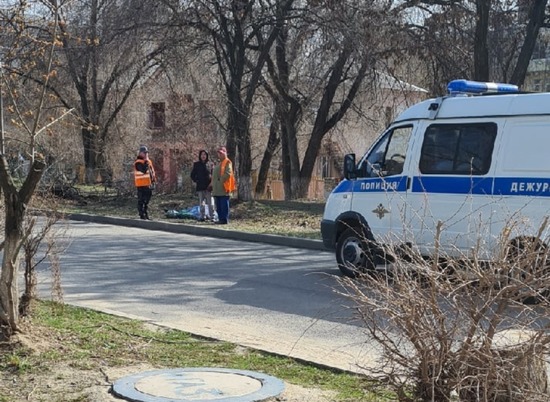 В Волгограде на улице во время утреннего променада скончался пенсионер