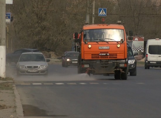 Поливомоечные машины начали влажную уборку в Волгограде