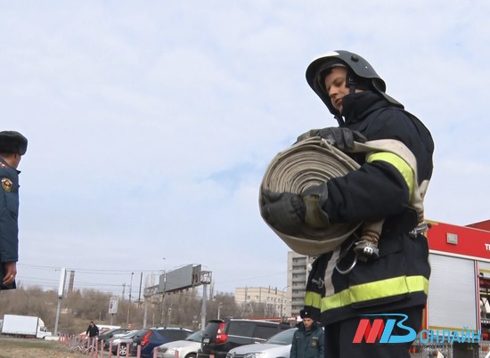 В Дзержинском районе Волгограда потушили крупный пожар