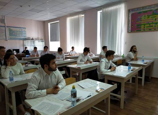 Более 10 000 выпускников Волгоградской области пишут итоговое сочинение