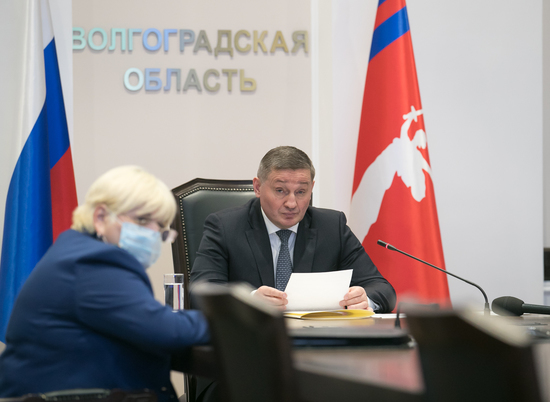Андрей Бочаров провел онлайн-прием волгоградцев по поручению президента
