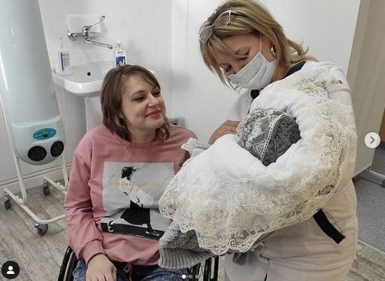 Прикованная к инвалидной коляске волгоградка родила сына