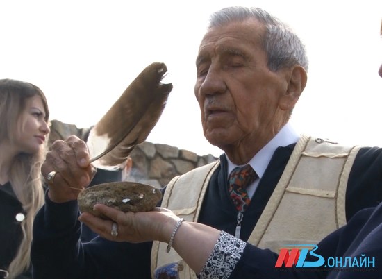 На воинском кладбище под Волгоградом побывал 96-летний ветеран-индеец из США