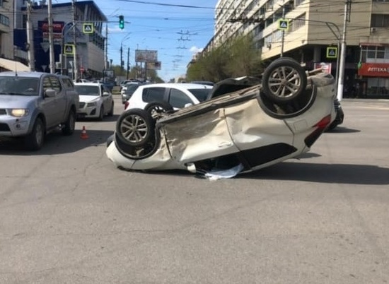 В центре Волгограда кроссовер Nissan опрокинулся на крышу после ДТП