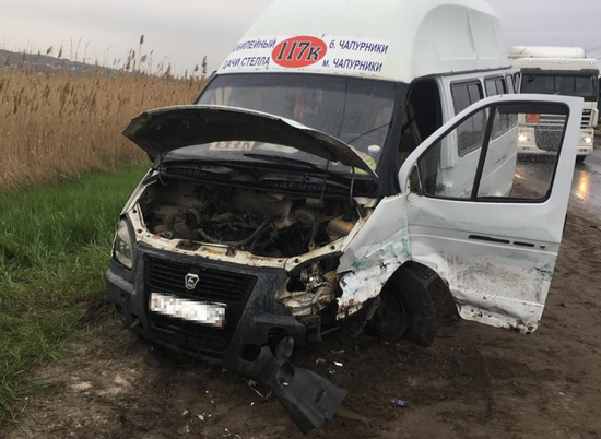 Водитель маршрутного такси пострадал в лобовом ДТП на юге Волгограда