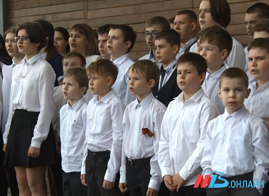 «Яростный хор-отряд» из Москвы спел на волгоградской набережной