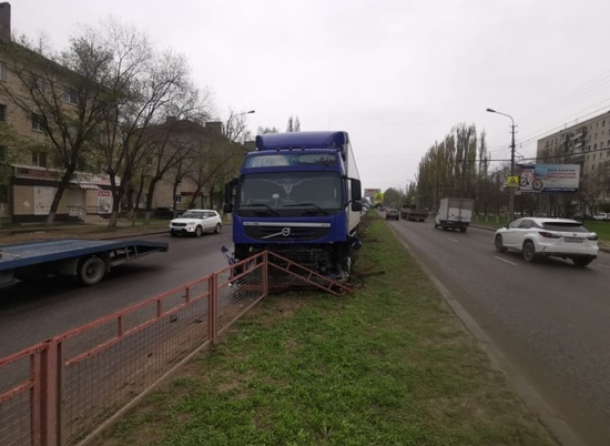 На юге Волгограда фура Volvo снесла 10 м забора на разделительной полосе