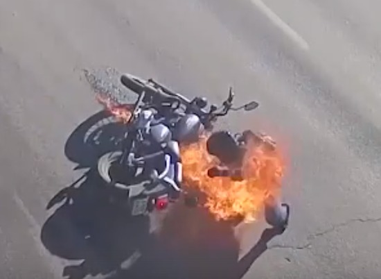 В Волгограде автомобилисты спасли горящего мотоциклиста