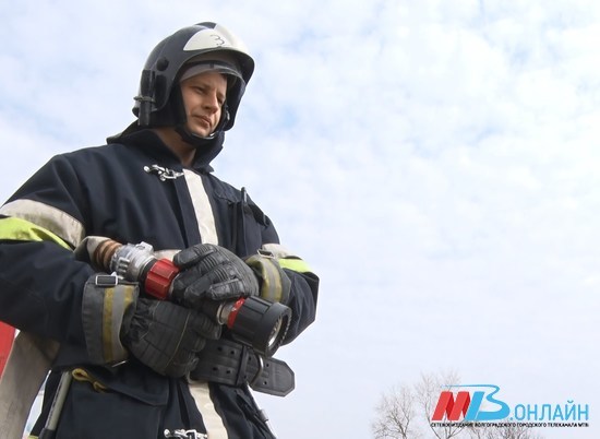 Волгоградские сотрудники МЧС отмечают День пожарной охраны России
