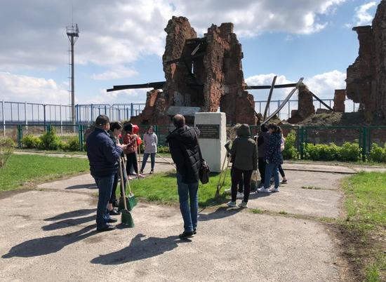 Волгоградские студенты приводят в порядок братские могилы