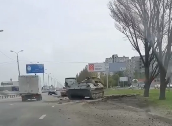 В Волгограде бронетранспортёр МТ-ЛБ сорвался с трала во время перевозки