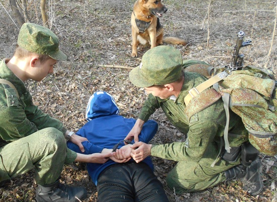 Волгоградское УФСБ с помощью собаки задержало нарушителя границы