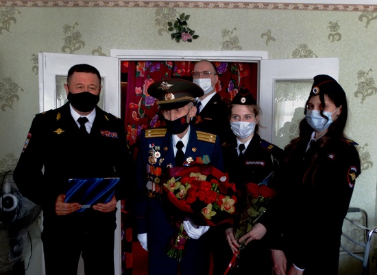 Волгоградская полиция поздравила ветерана Хамзю Гафурова с 97-летием