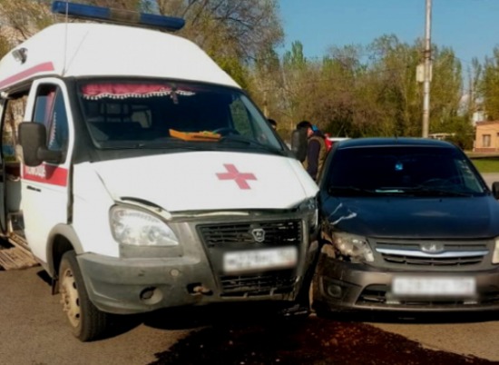 В Волжском 29-летняя пассажирка «скорой» пострадала в ДТП