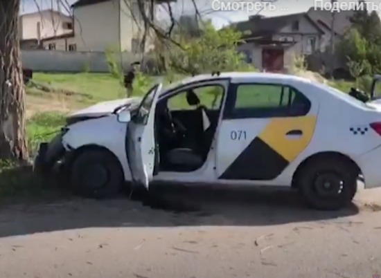 В Волгограде после столкновения с деревом умер таксист